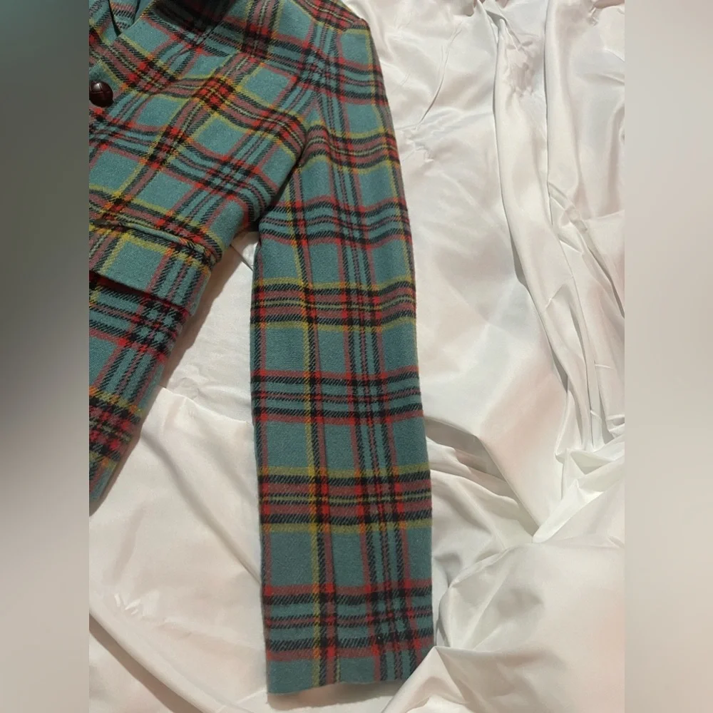 Selling a rarely worn blazer jacket, wooden buttons and beautiful color pattern. - Picture 3 of 5